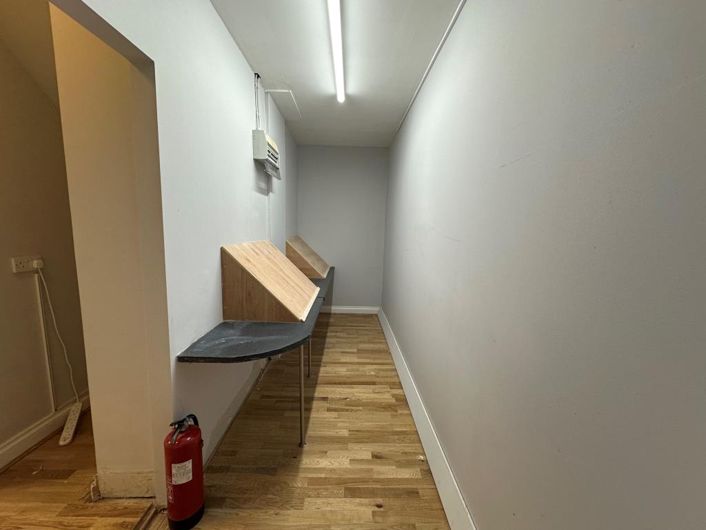 Lot: 48 - TWO COMMERCIAL UNITS AND FREEHOLD OF BLOCK FOR INVESTMENT - 23 - Room2